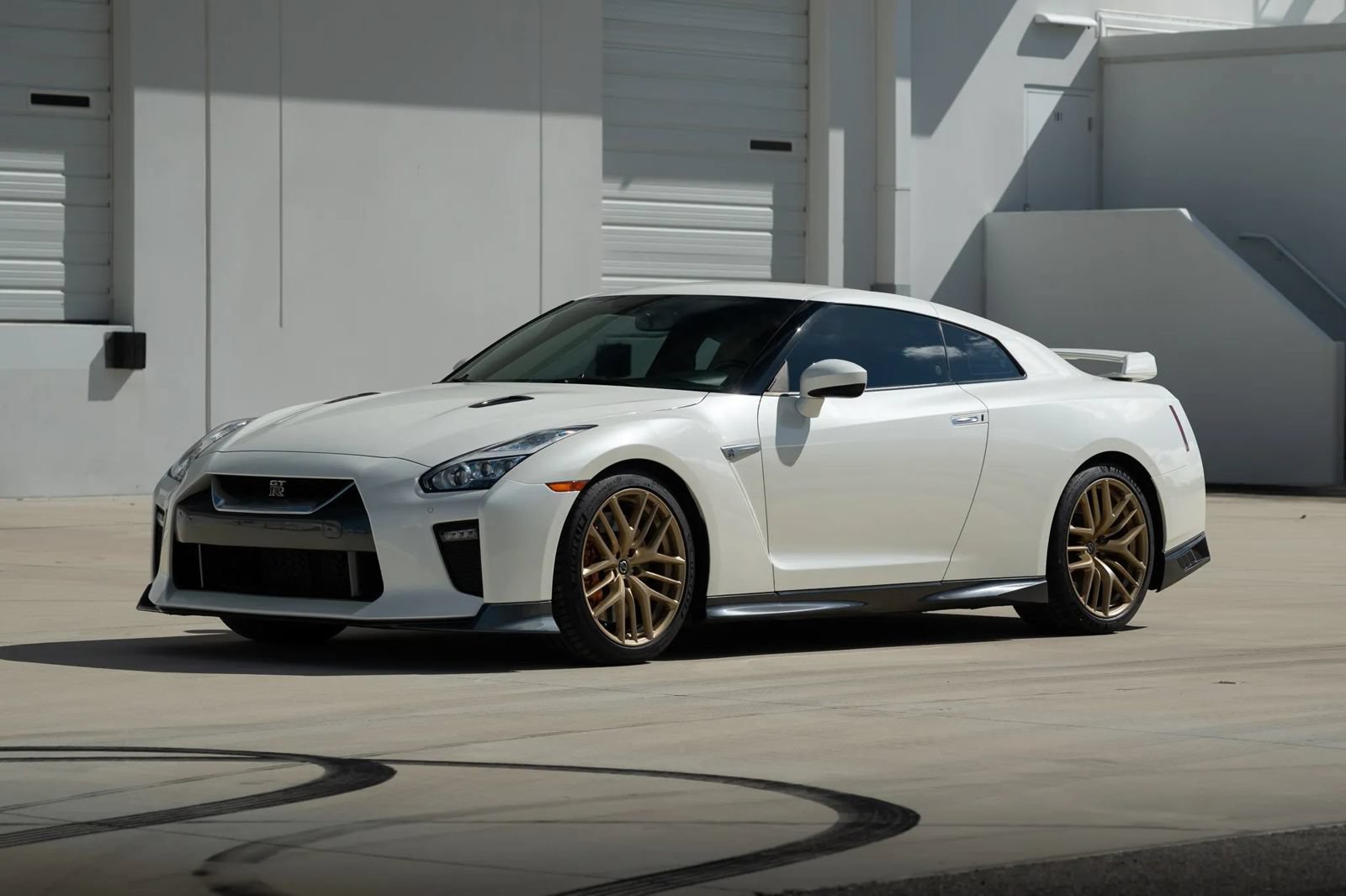 Used 2017 Nissan GT-R Premium w/ Premium Interior Package AWD/4WD image 3