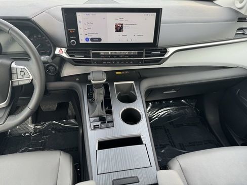 Used 2025 Toyota Sienna XLE image 2