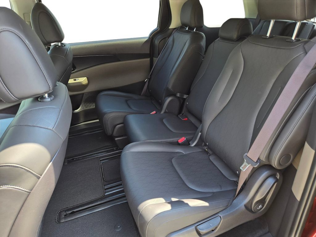 Certified 2025 Kia Carnival FWD image 19