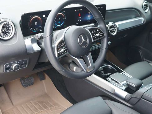 Used 2023 Mercedes-Benz EQB 300 4MATIC image 8