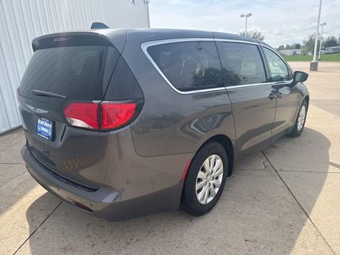 Used 2018 Chrysler Pacifica L FWD image 7