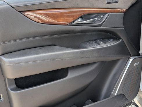 Used 2019 Cadillac Escalade Luxury image 16