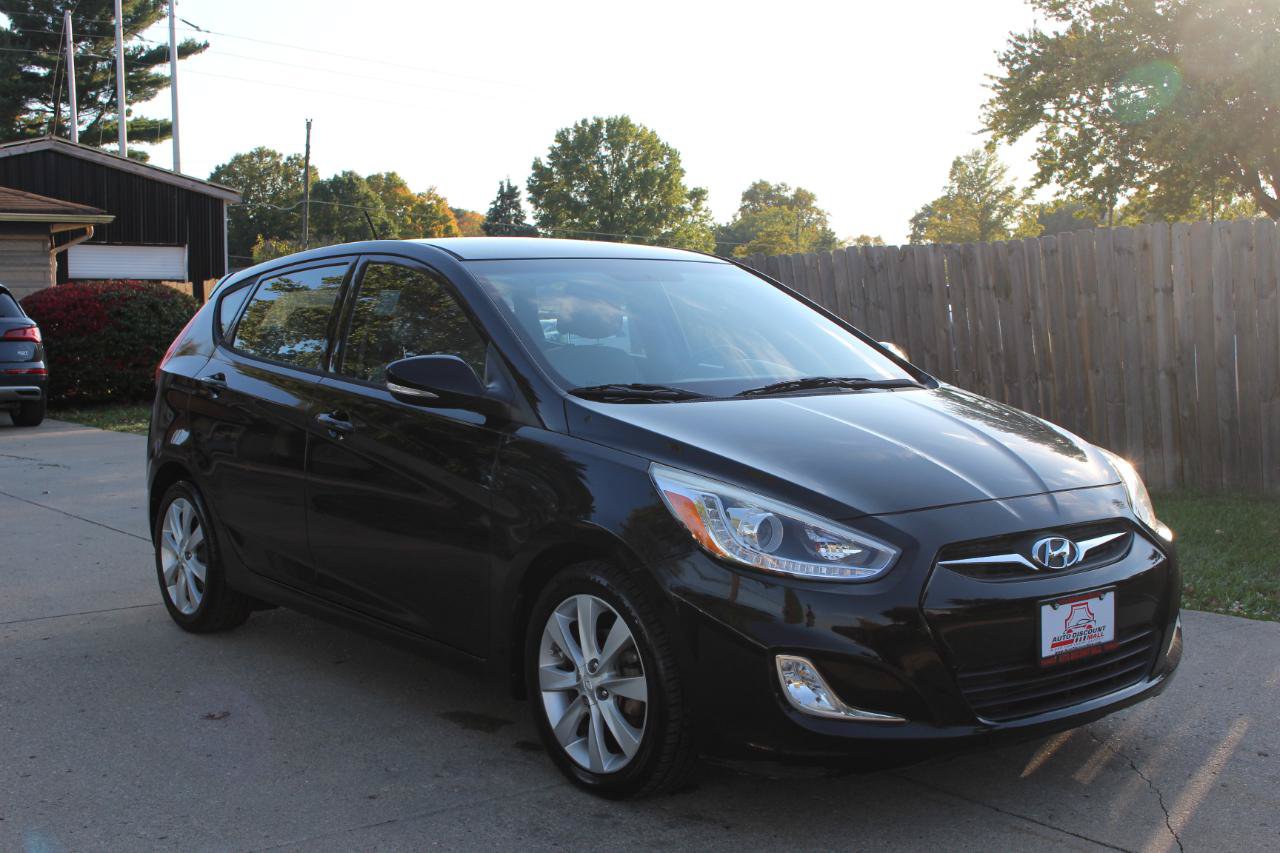 Used 2014 Hyundai Accent SE FWD image 2
