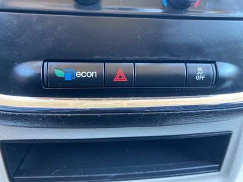 Used 2019 Dodge Grand Caravan SE FWD image 30