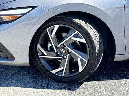 Used 2024 Hyundai Elantra Limited image 39