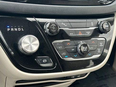 Used 2020 Chrysler Pacifica Touring-L w/ Premium Audio Group image 26