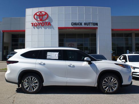 Used 2026 Toyota Highlander Platinum AWD/4WD image 25