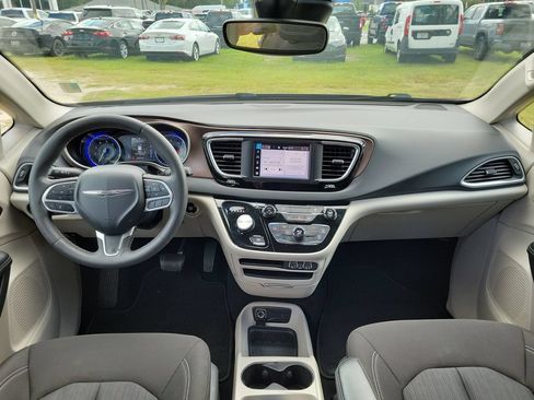 Used 2023 Chrysler Voyager LX FWD image 13