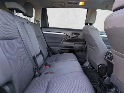 Used 2018 Toyota Highlander LE image 15