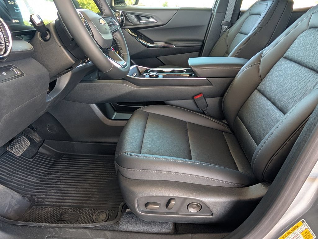 New 2027 Chevrolet Equinox LT w/ Convenience Package II FWD image 9