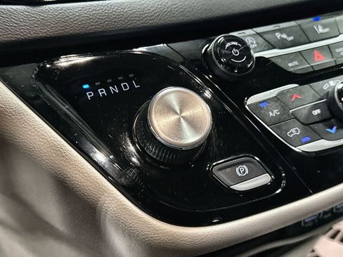 Used 2023 Chrysler Pacifica Touring-L FWD image 22