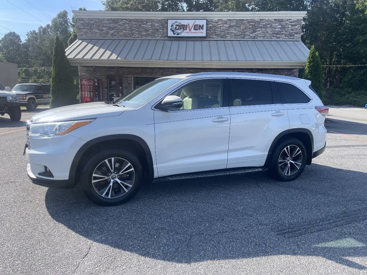 Used 2016 Toyota Highlander XLE AWD/4WD image 1