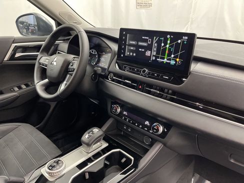 Used 2025 Mitsubishi Outlander SE image 29