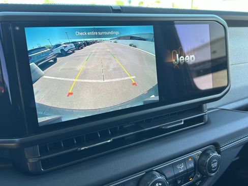 Used 2025 Jeep Wrangler Sahara image 32