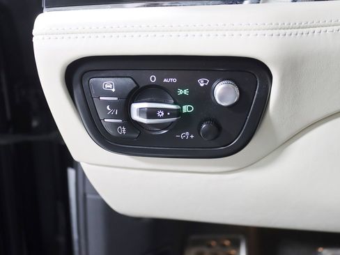 Used 2017 Bentley Bentayga AWD/4WD image 16