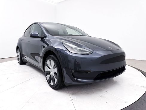 Used 2023 Tesla Model Y 2WD image 10