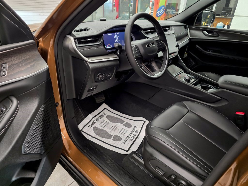 New 2026 Jeep Grand Cherokee Limited w/ Limited Altitude Package AWD/4WD image 15