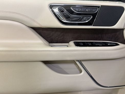 Used 2019 Lincoln Navigator Select w/ Cargo Package AWD/4WD image 22