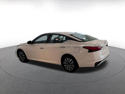 Used 2025 Nissan Altima 2.5 SV image 9