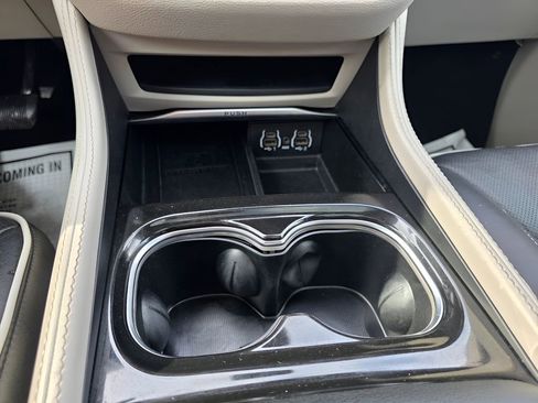 Used 2023 Chrysler Pacifica Limited FWD image 28