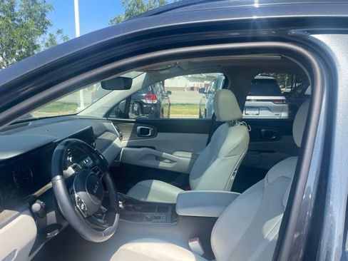 Used 2023 Kia Sorento EX w/ Panoramic Sunroof Package FWD image 9