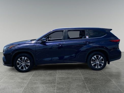 Used 2023 Toyota Highlander XLE FWD image 2