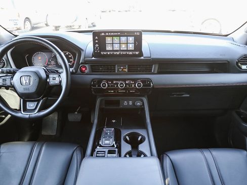 Used 2025 Honda Pilot TrailSport image 14