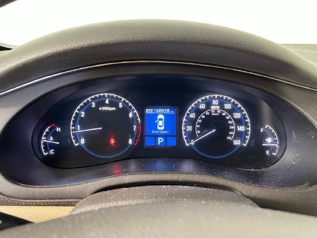 Used 2009 Hyundai Genesis 3.8 w/ Technology Pkg 4 RWD image 5