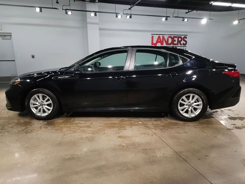 Used 2025 Toyota Camry LE image 4