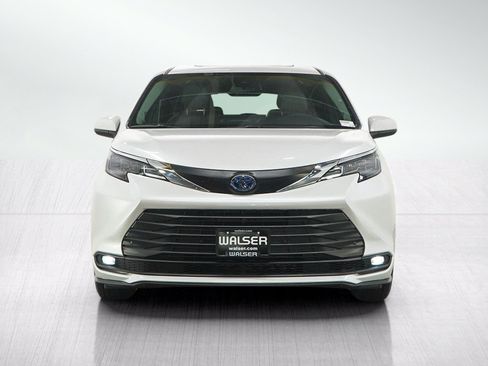 Used 2025 Toyota Sienna XLE w/ XLE Plus Package AWD/4WD image 8