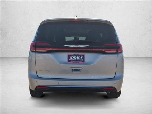 Used 2023 Chrysler Pacifica Touring-L FWD image 8