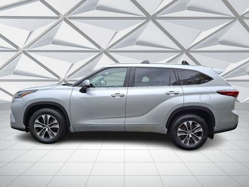 Used 2021 Toyota Highlander XLE AWD/4WD image 6