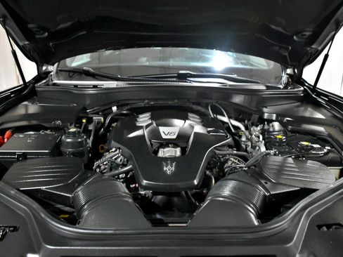 Used 2017 Maserati Levante w/ Luxury Package image 23