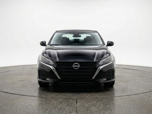 Used 2025 Nissan Altima 2.5 SV image 2