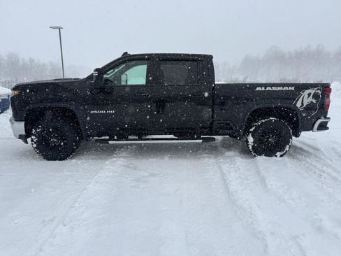 Used 2021 Chevrolet Silverado 2500 LT w/ Convenience Package image 4