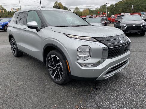 Used 2023 Mitsubishi Outlander SE image 1