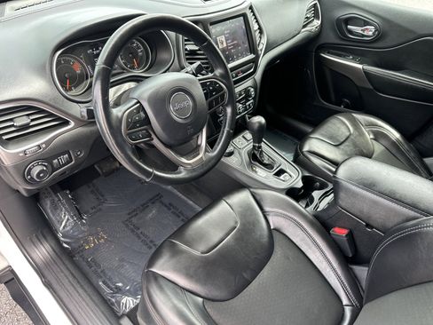 Used 2019 Jeep Cherokee Latitude Plus w/ Comfort/Convenience Group AWD/4WD image 19