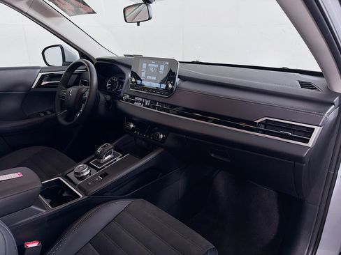 Used 2024 Mitsubishi Outlander SE image 28