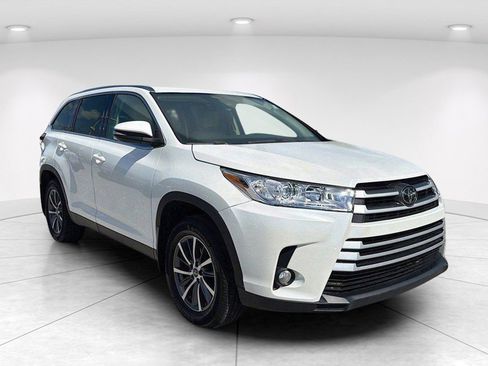 Used 2019 Toyota Highlander XLE image 2