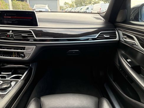 Used 2019 BMW 750i w/ Executive Package image 8