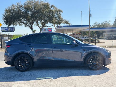 Used 2022 Tesla Model Y Long Range image 6