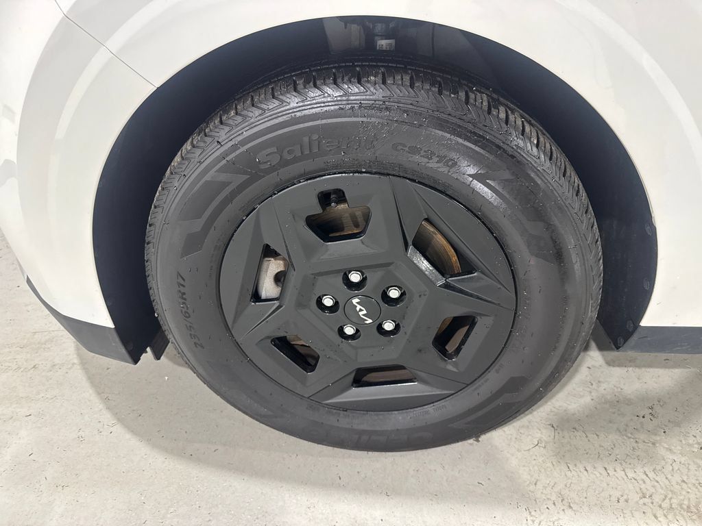 Used 2025 Kia Carnival FWD image 9