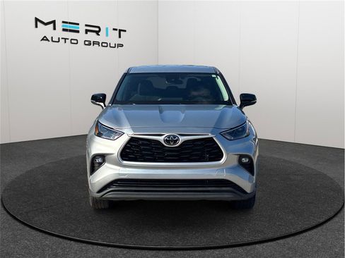 Used 2022 Toyota Highlander LE image 3