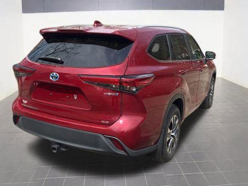 Used 2023 Toyota Highlander XLE image 2
