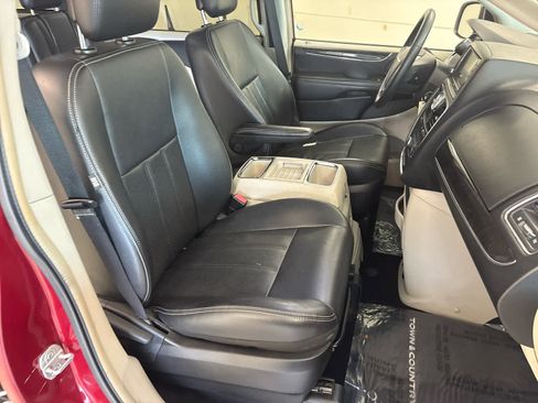 Used 2012 Chrysler Town & Country Touring w/ Entertainment Group #1 FWD image 17
