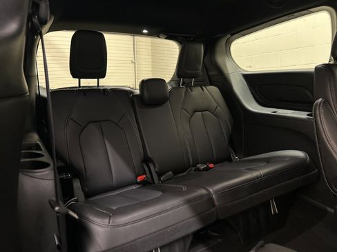 Used 2025 Chrysler Pacifica Select image 10