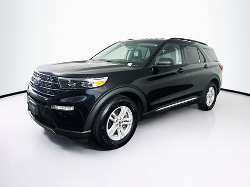 Used 2024 Ford Explorer XLT w/ Equipment Group 202A RWD image 3