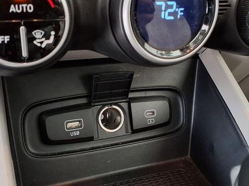 Used 2025 Hyundai Venue SEL FWD image 11