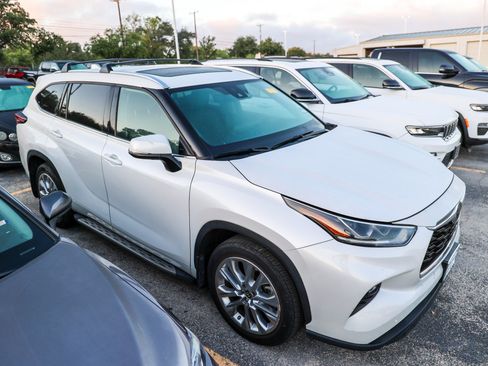 Used 2024 Toyota Highlander Limited FWD image 7