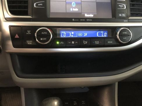 Used 2018 Toyota Highlander XLE image 12